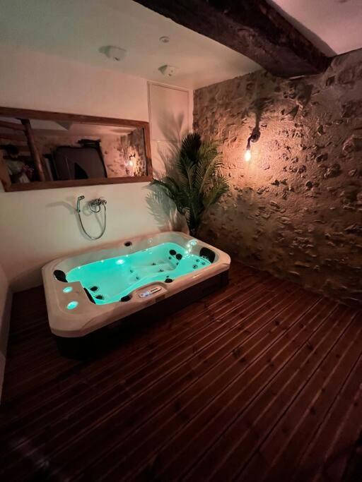 Maison Suspendue Avec Jacuzzi Privatif Pont-en-Royans Bagian luar foto